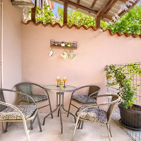 Amphitheater 3+2 Modern With Terrace, Wifi, Netflix * 풀라