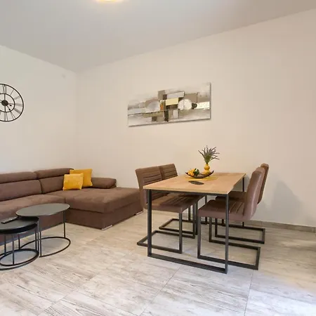 Amphitheater 3+2 Modern With Terrace, Wifi, Netflix * 풀라