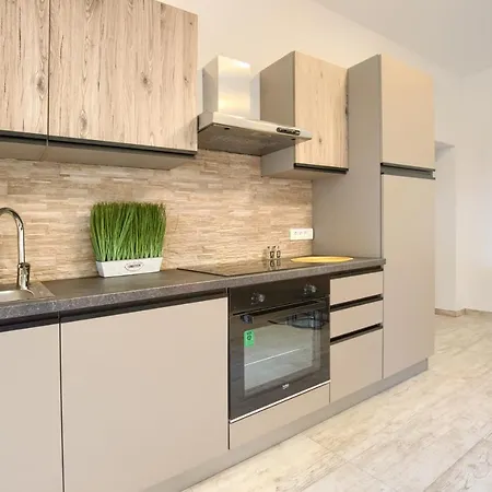 Amphitheater 3+2 Modern With Terrace, Wifi, Netflix 풀라