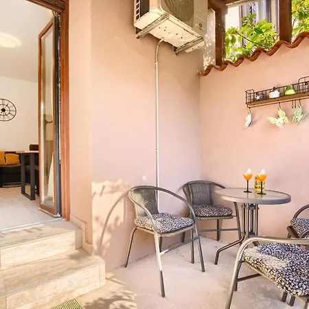 Amphitheater 3+2 Modern With Terrace, Wifi, Netflix * Pula